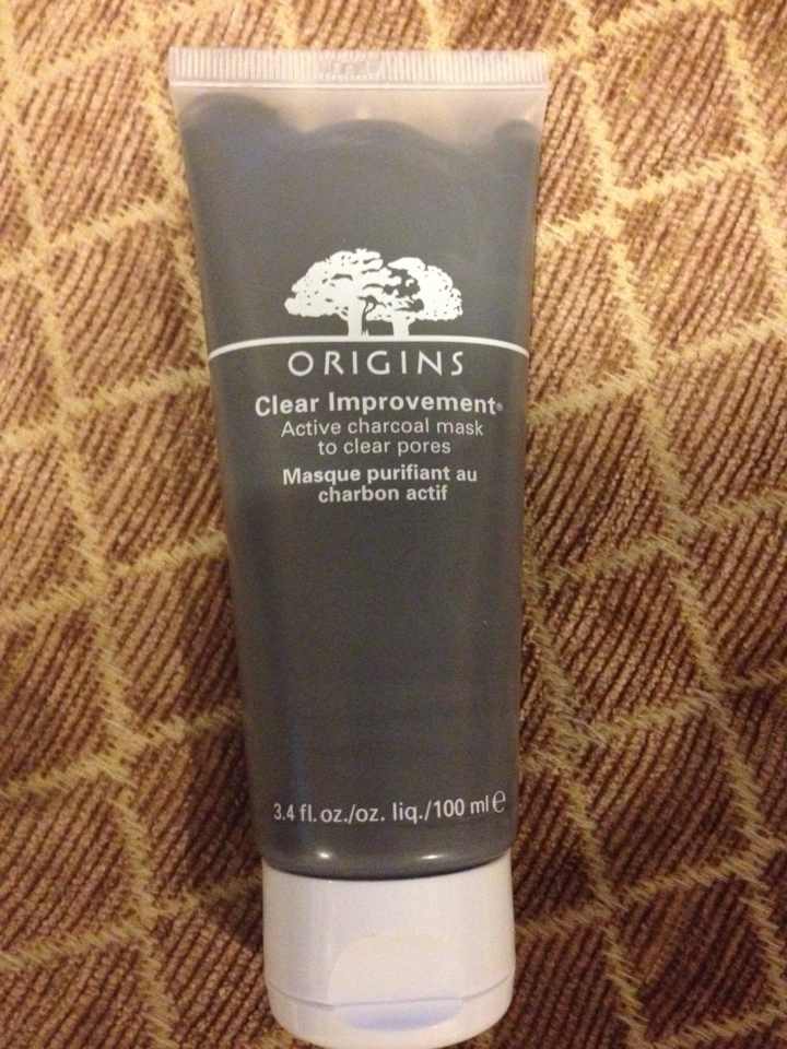 This cleaning mask is good for cleaning pores. I use it on my nose twice a week for removing blackheads.😏