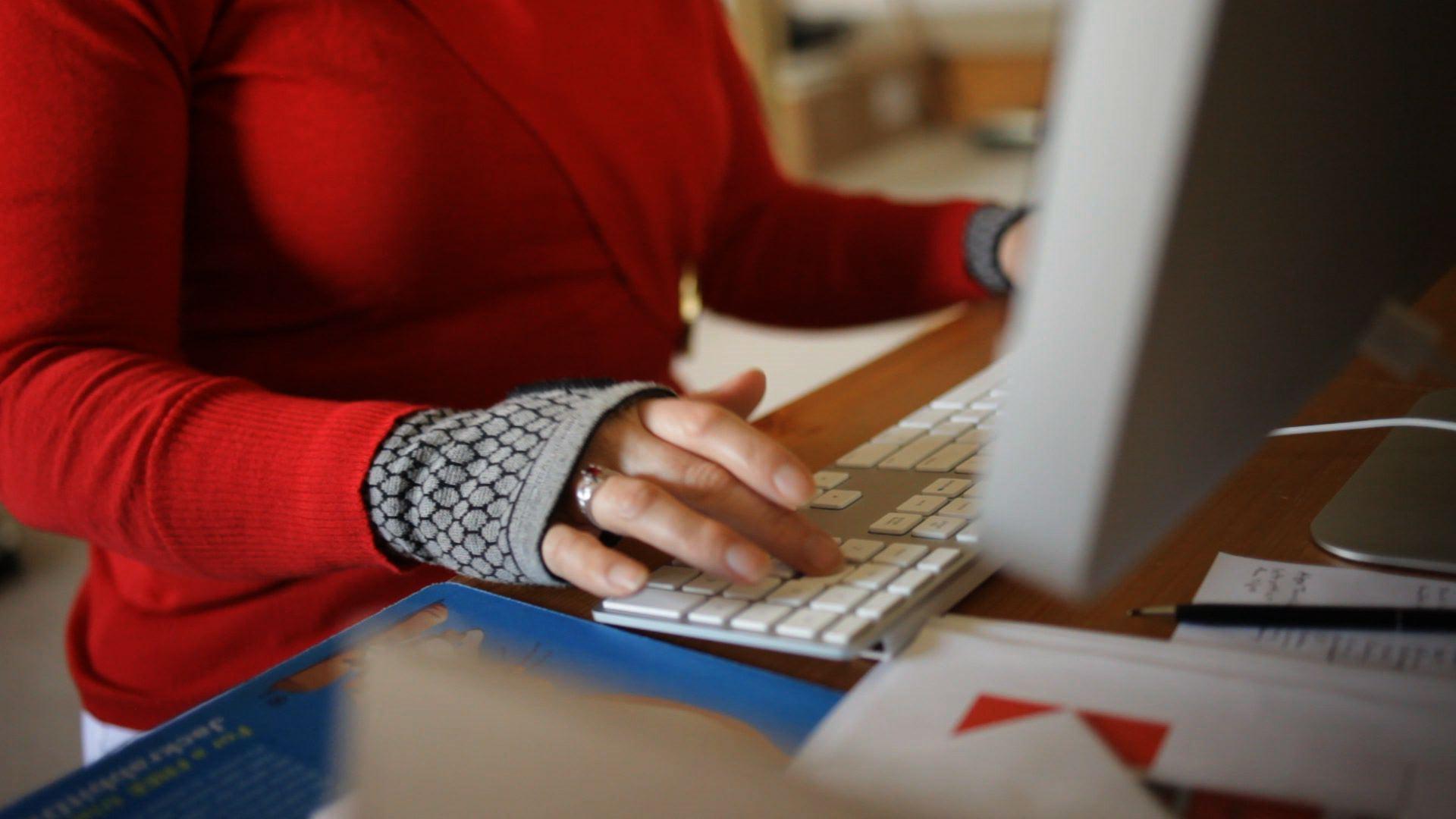 Self-Warming Carpal Support - M - image 3
