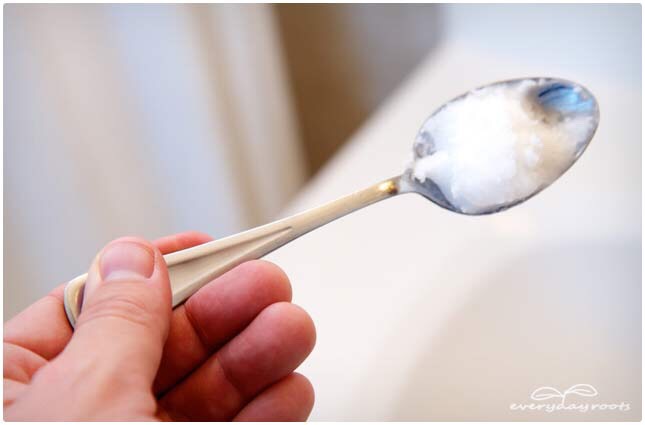3 Natural Ways to Whiten Teeth at Home

