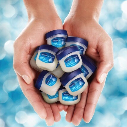 Blackheads ruining your life? Just apply some Vasaline to your nose then put a layer of cling film on your nose for a few minutes and press down. Tear away and pat dry with a cold damp towel ππΌ