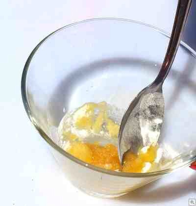 Step 4
Mix the ingredients well to form a thin paste. If you want a thicker paste, add more baking soda.




