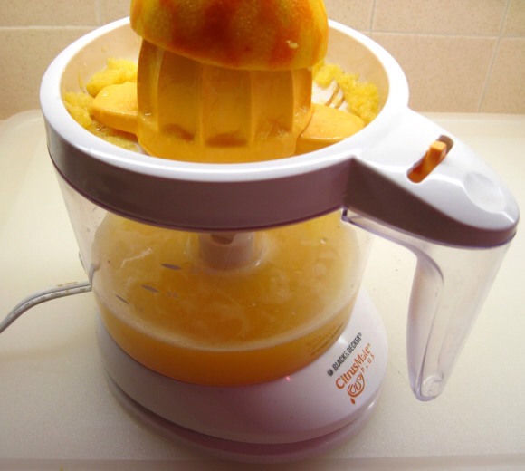 4. Juice the oranges. Add the juice and the orange zest to the pot.