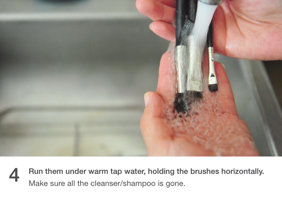 My Cleaning Makeup Brushes Routine 🚿