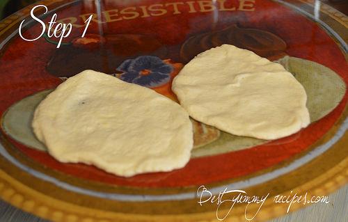 Step 1.Flatten cookies by hand to make them bigger and thinner.
