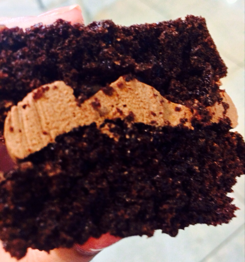 Reason why this is the best way to eat a cupcake.
1. Give justice at the bottom part of the cake :)
2. Its more yummy this way.
3. Not messy at all.


