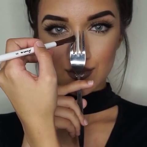 3. Contour your nose with a fork.
Yes, there’s another utensil you can use with make up! Chances are that if you’re contouring your cheekbones and face, you’re going to want to contour your nose to match. Sometimes getting the lines down your nose perfectly straight can be tricky, so using a fork can help ensure sharpness! Just place the fork on your nose and place your bronzer between the outer two prongs of the fork. Then highlight down the middle one, and voila! A perfectly snatched nose.