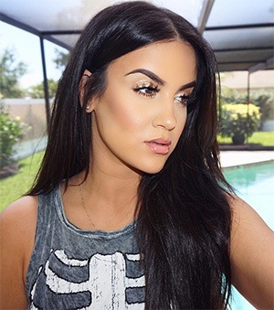 @Nicole Guerrero on YouTube

Nicole Guerrero is a beautiful woman of color of YouTube. On her channel you'll find many different vibrant looks, and a bunch of tutorials! Watching her older videos you will find plenty of beautiful drugstore looks! Watching her newer ones you'll find high end! 