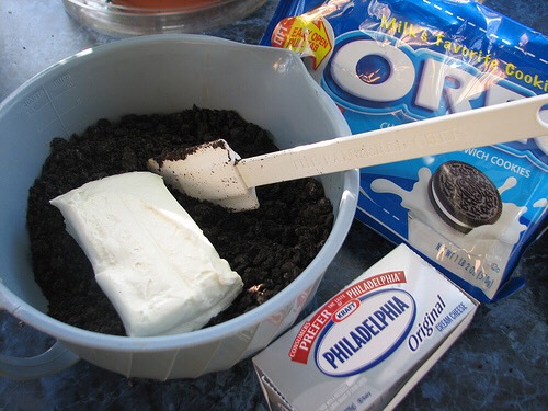 SECOND STEP:
Mix your crushed Oreos with the Cream Cheese. (I personally love cream cheese so I'd use the entire pack)