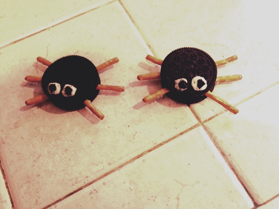 Easy spiders made of oreo cookies pretzels sticks white frosting 