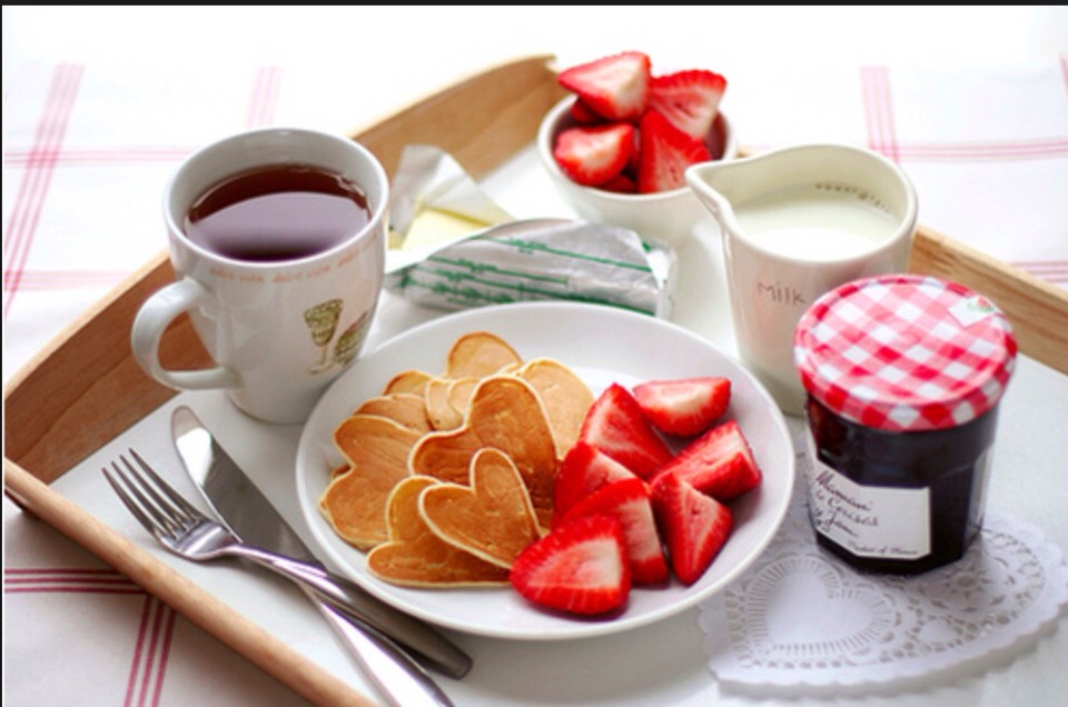 Now that you had your lemon water and you've exercised, you're ready for your tea or coffee. Don't lie, girl, you need that caffeine. However, make sure your tea or coffee is accompanied by a good breakfast, especially if you go to school or if you work. The type of food you eat for breakfast is 