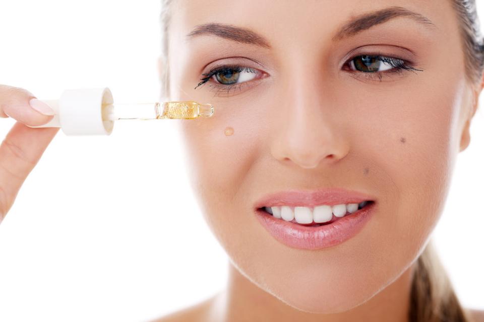 Facial oils have gained a tremendous amount of popularity lately, and for a good reason! In addition to containing a whole lot of unhealthy ingredients, most creams in the market contain a small amount of oil, which is not enough to make a difference in water loss.