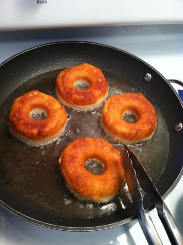 Easy Donuts From Canned Biscuits