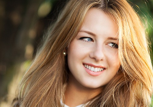 Mix lemon juice and water (in the proportions 1:1) together and apply to your hair during summer. The lemon juice will react with the sun to give you highlights.
