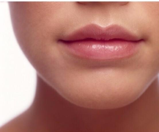 How does it works? the sugar when it's rubbed against the lips creates a grid affect that rubs off the dead skin from your lips, the honey adds a moisturizing feature to keep your lips plump! Try it yourself!