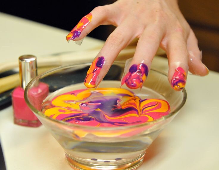 So Lezzz be honest we have all tryed to do some cute nail design we saw but failed, or maybe you are just bad at painting nails. This tip will help with that 💅🏼