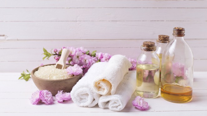 Ingredients you’ll need:
– A large pot
– Water
– Lavender (optional)
– Rosemary (optional)
– Chamomile (optional)
– Eucalyptus (optional)
– A washcloth
– A clay or mud mask
– A moisturizing mask
– Light facial lotion