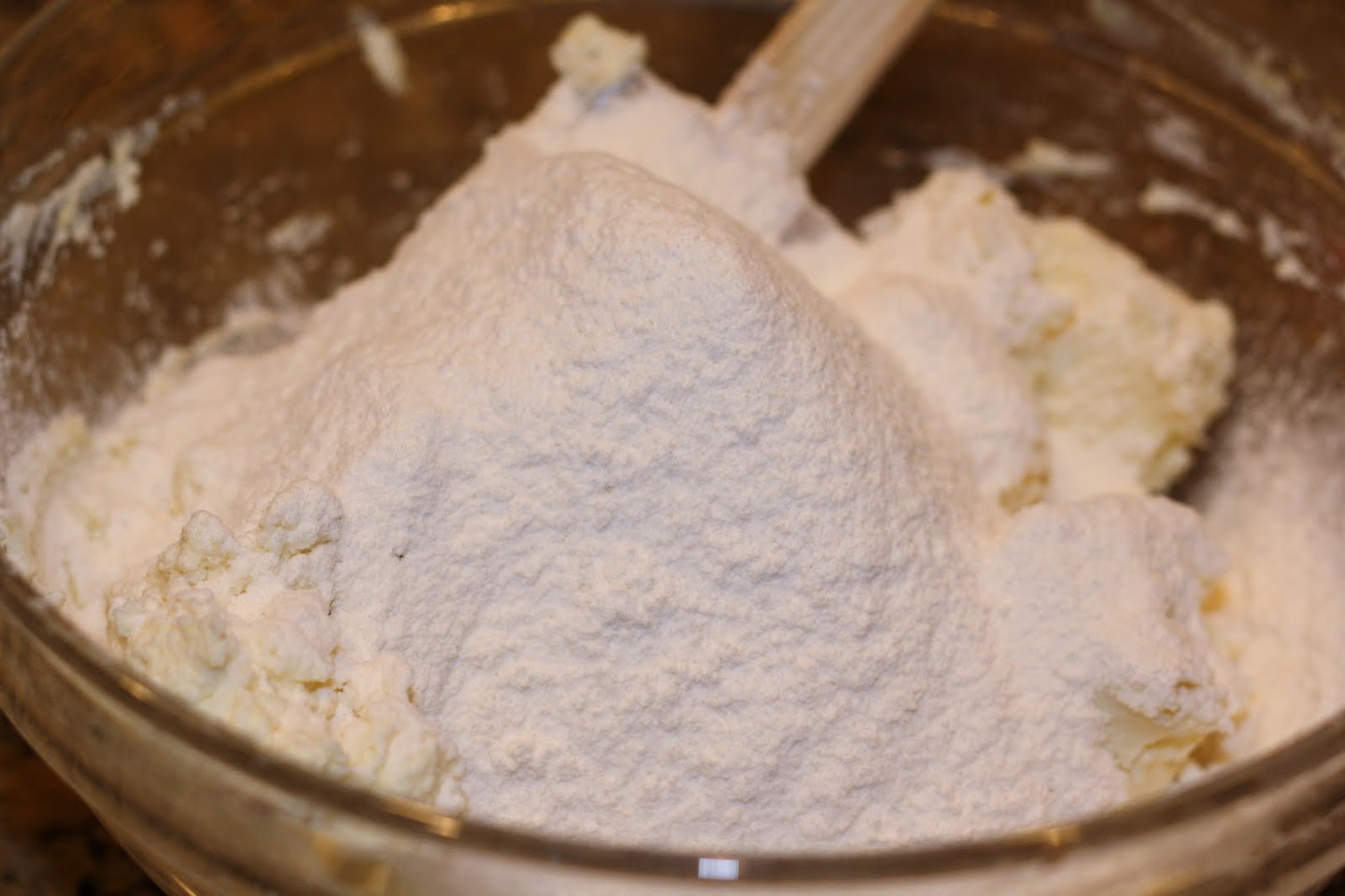 2.Whisk 2 cups of flour while setting the remaining 1/4 cup aside.