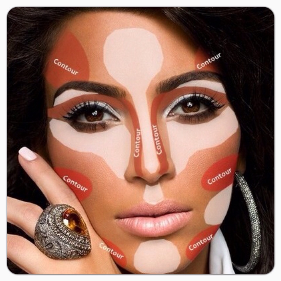 Kim Kardashian fully contoured 24/7