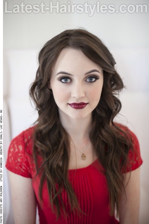 Willow
This hairstyle features beautiful waves that are left straight on the ends.