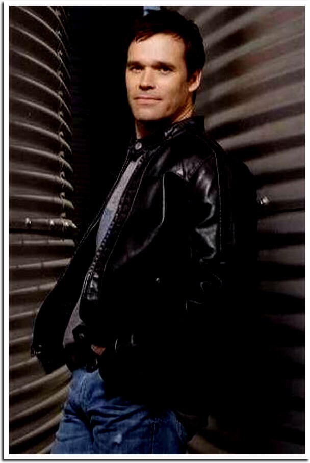 Not many people have heard of this hottie before but this is James Wesley & he has one h*** of an amazing voice :) 