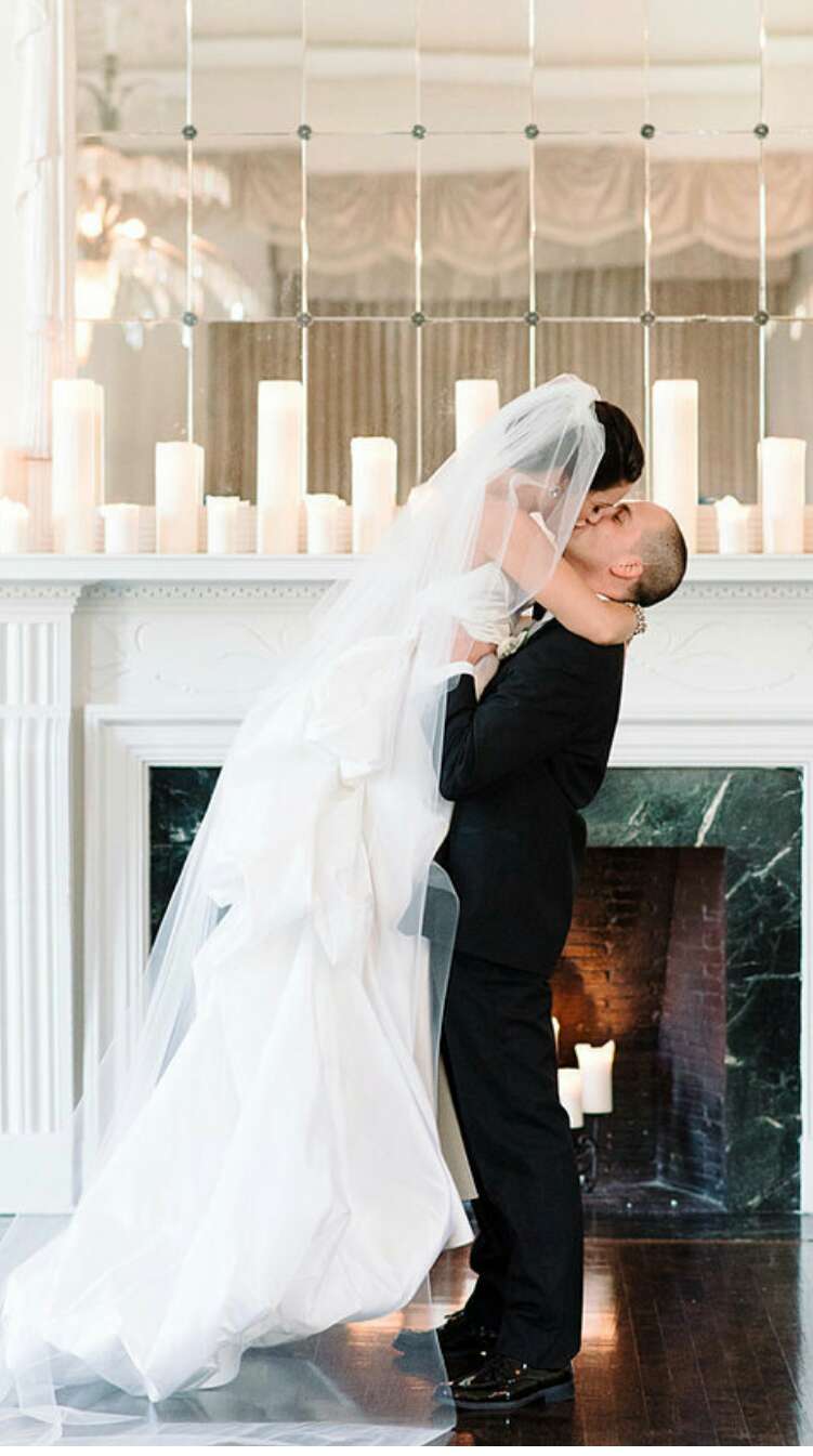 Pictures You Will Regret NOT taking Of Your Wedding Dress! 