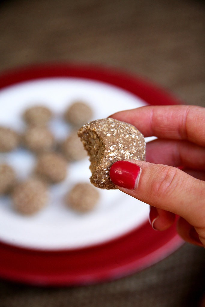 Vegan Banana-oat Protein balls
Made with just rolled oats, protein powder, and banana, each 47-calorie ball offers 2.7 grams of protein.

