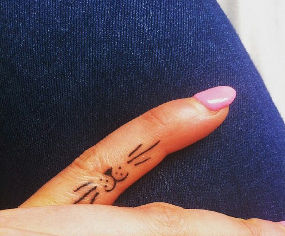   Beautiful Dainty Finger Tattoos For Women!