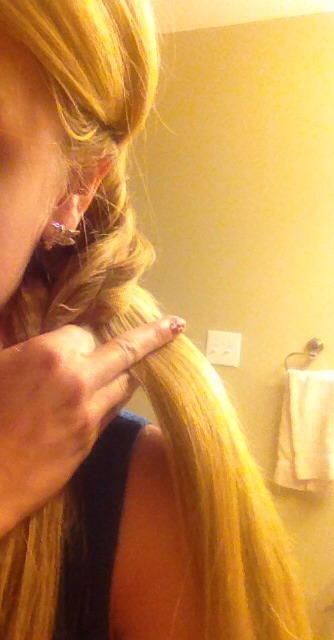 Divide into two new sections of hair under your finger 😄👏