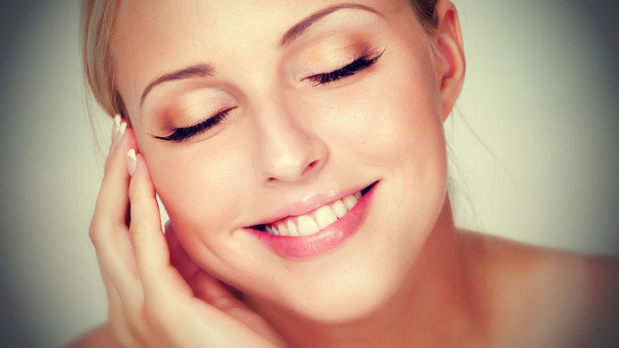 Fresh look
Mix one spoonful of honey with one spoonful of olive oil and add one teaspoonful of powdered green tea. Slowly and carefully apply the mix to skin by massaging it and let it stick for 20-30 minutes.