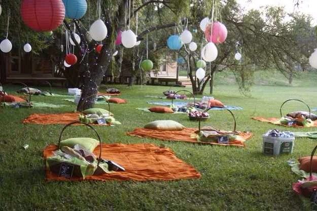 -> For an outdoor wedding, instead of having tables, set up picnic blankets