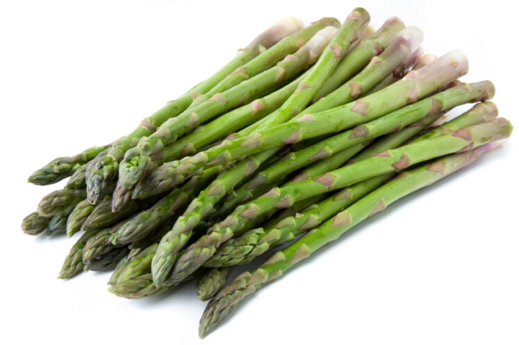 6. Asparagus
• filled with potassium, asparagus will help you to remove extra liquids from your body, making you less bloated. Eat then raw or cook them