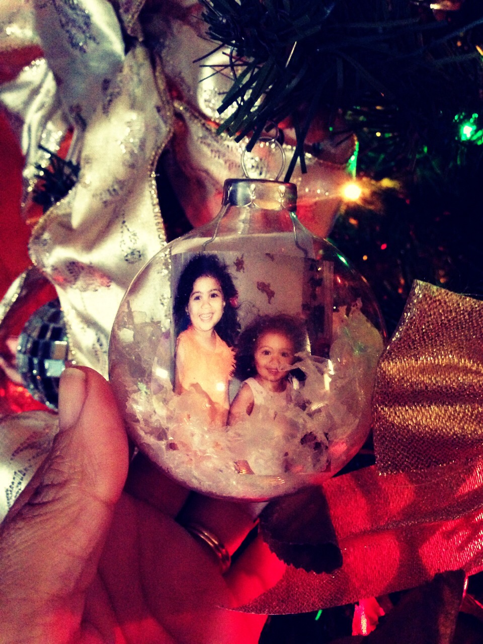 i also hung some on the tree and added pics inside them .. i rolled the pic like a thin taco and carefull put it in and wit a pencil i open them up .. .. i also done this for friends as gift idea :)