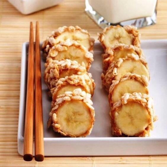 Healthy Banana Sushi Rolls
Ingredients:
Banana
Peanut butter or any nut butter
Crispy rice cereal 
Directions:
Spread a banana with peanut butter, slice into bite size pieces, and roll in the rice cereal or the topping you prefer.Serve right away and enjoy a delicious and healthy treat.

