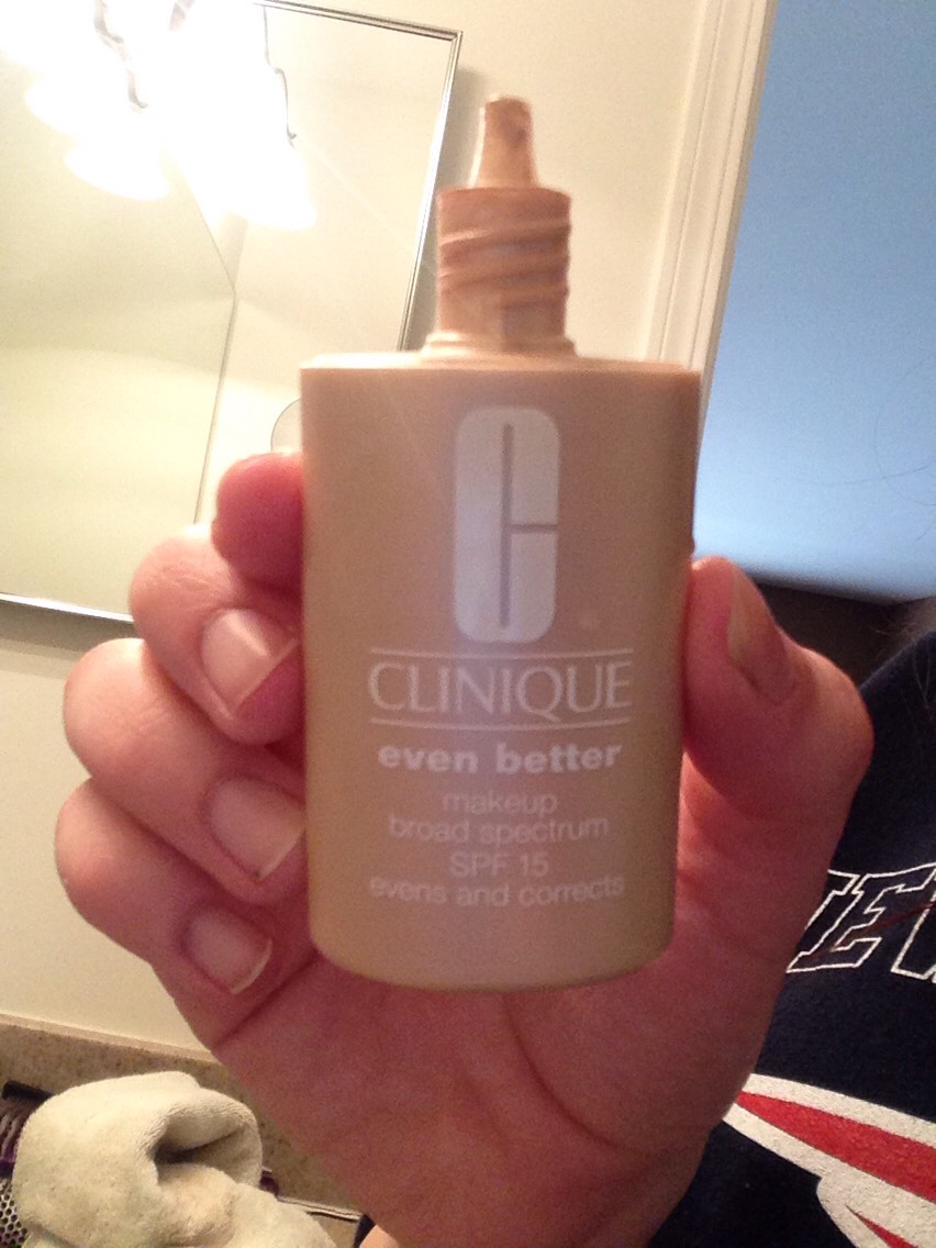 Now it's time for the foundation! The best one that I have used is Clinique's Even Better foundations. It's a nice liquid that smooths out skin while apply. 
Personally I hate using foundation brushes. It's not a right or wrong thing, but I just prefer to use makeup sponges. 
Next page---👉