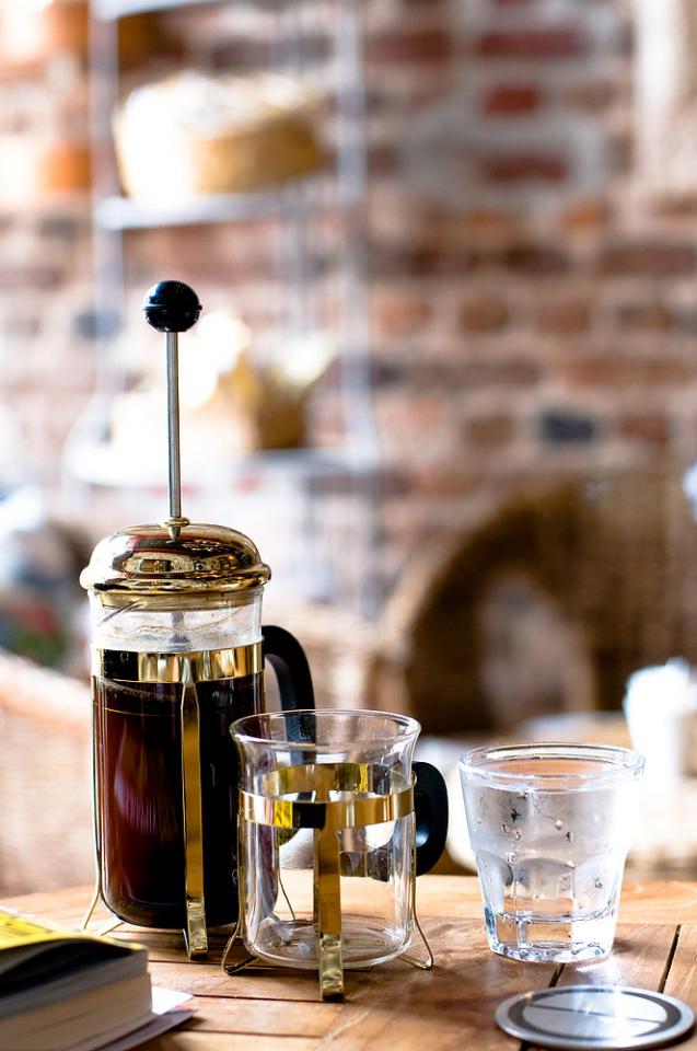 6 Order in Bulk Via Coffee Press
Another way to save money is to order a coffee press pot of coffee, which serves a few cups of coffee. It will be cheaper than ordering the drinks individually. Share with friends or hoard it if you plan on staying at Starbucks for a while, and enjoy the caffeine buz