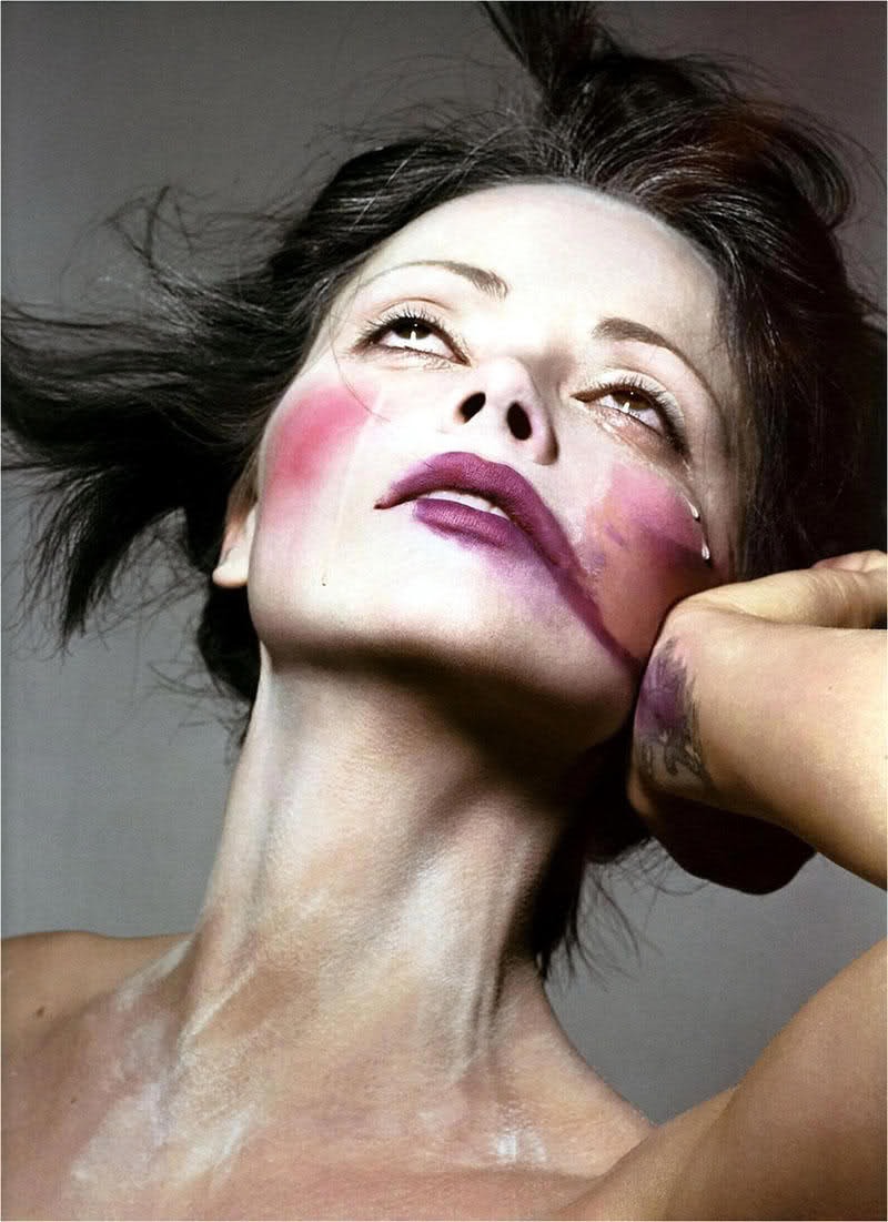 4.RUN OUT OF MAKE-UP REMOVER?: no problem, you can replace it with olive oil. Dab a cotton wool bud in olive oil and the make up will slide off.