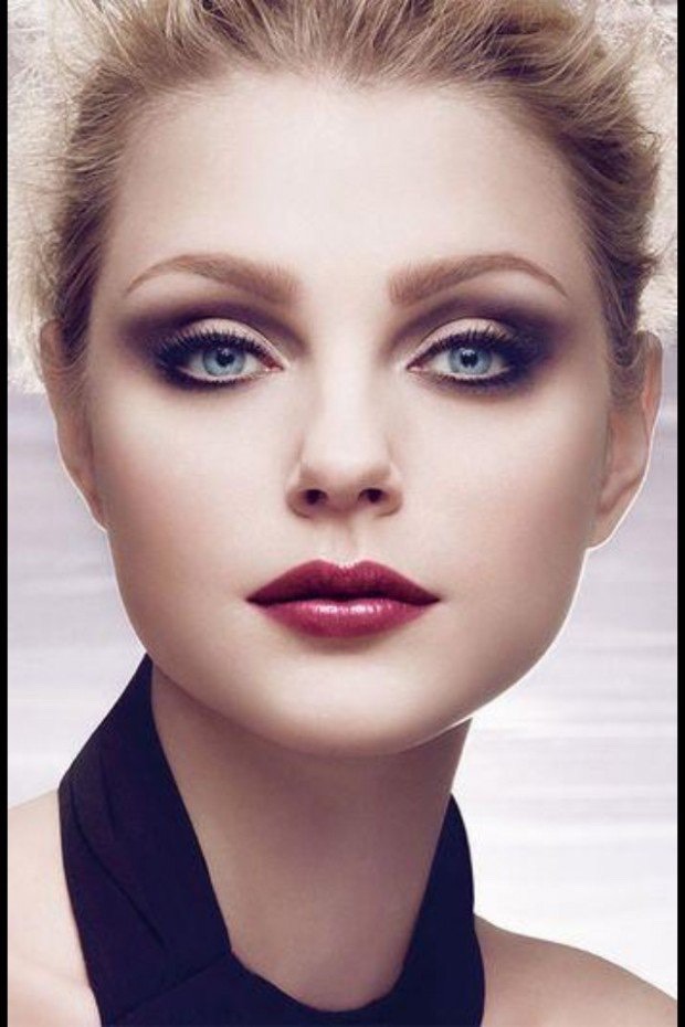 Okay so definetly a smokey eye, and dark lipstick is gonna be the thing
