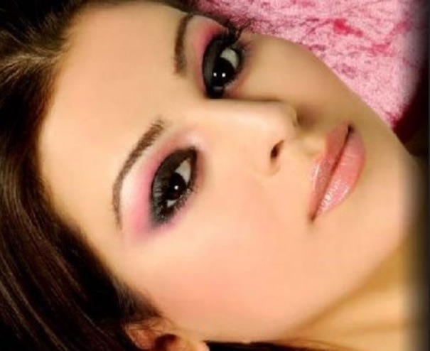 Brown eyes- lucky! You can get away with wearing nearly any eyeshadow. For maximum effect, use either green or pink shades to make your eyes pop. If your eyes have gold flecks, maybe try colors with a bit of gold in them.