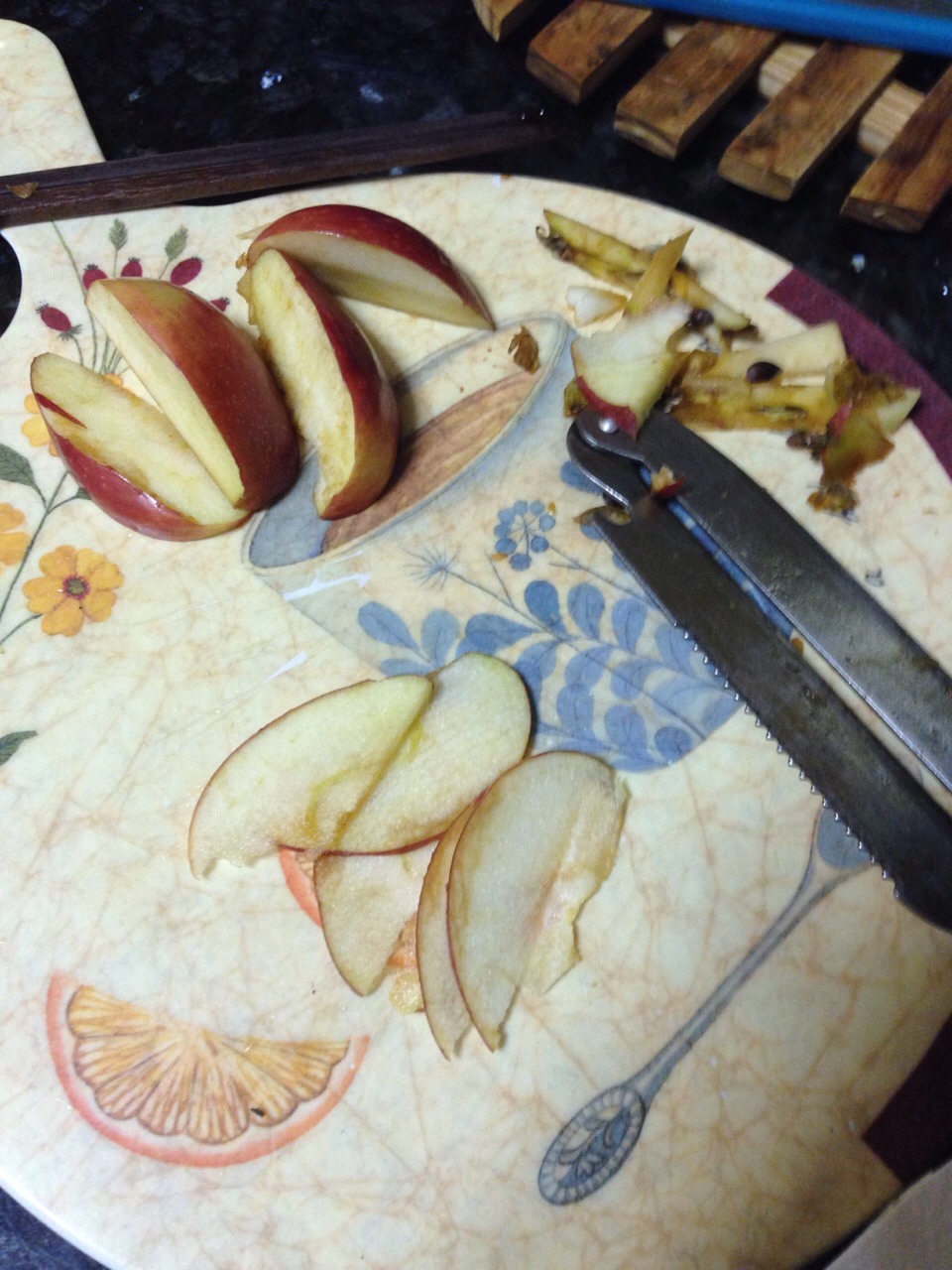Wash and cut the apples in half
Take out the seeds and cut in half again so you have 4 quarters 
Now slice the apple in thin slices.
The thiner the better. (I used a vegetable peeler) 