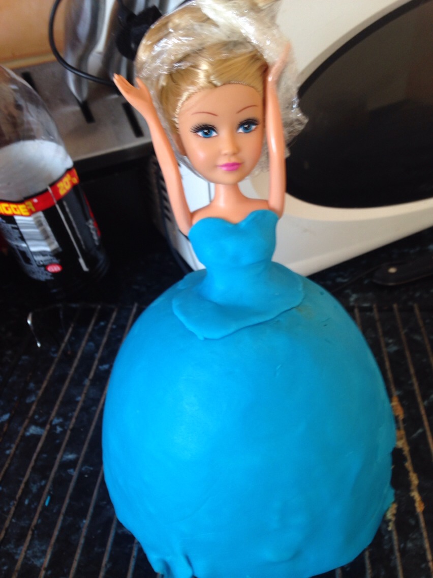 Begin to ice body and cake 