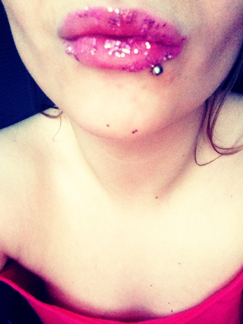 add on the mixture, but this is not readsy yet, it might look a little shabby! Like this photo, now you add just plain glitter to your lips and it will stick because of the mixture 
