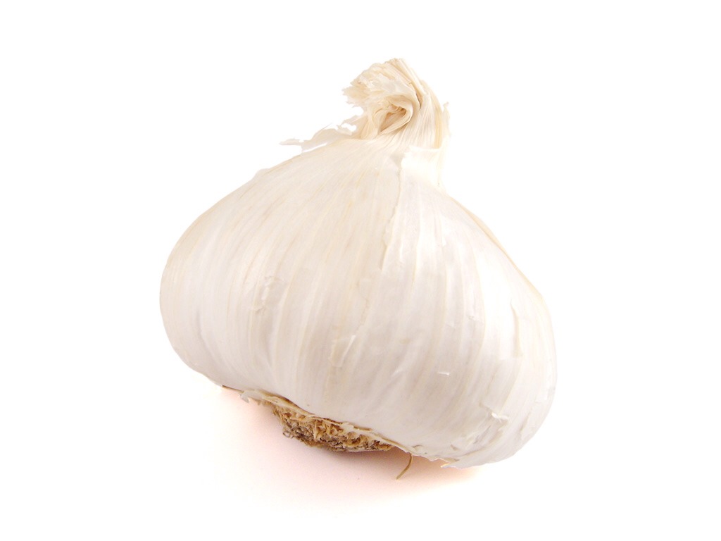Garlic prevents and treats colds.
Packed with antioxidants, your immune system could benefit if you give it a constant boost of powerful garlic in daily recipes. If a cold does sneak by, try sipping garlic tea: steep chopped or minced garlic in hot water for several minutes, then strain and drink. Y