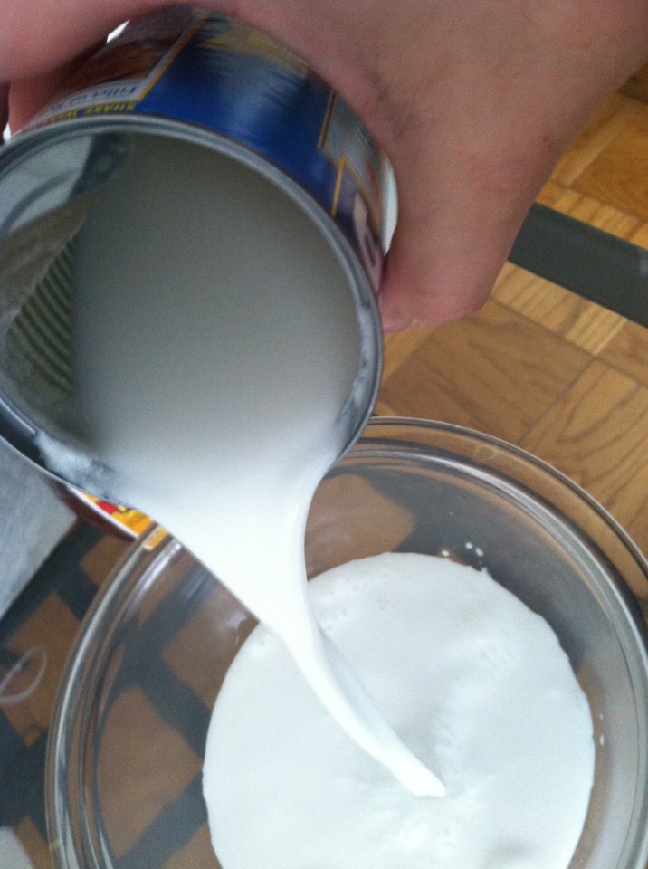 Pour 2 cups of coconut milk in a bowl