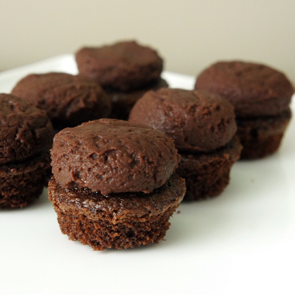 Fudge brownie bites:
Yields: Servings 10 | Serving Size: 1 Piece | Calories: 124
Ingredients:
- 1 cup dates (no added sweeteners)
- 1/2 cup raw almonds
- 1/2 cup raw walnuts
- 1/4 cup cocoa, good quality
- 1 tsp. pure vanilla extract
- 1/2 tsp water
- 1 tbsp cocoa (optional)