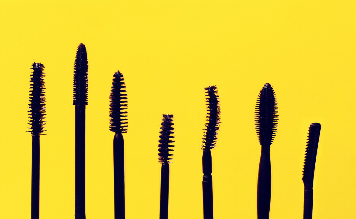 Just finished your mascara ? Don't chuck it away ! Wash the wand and you can use it to unclog the sink !💕