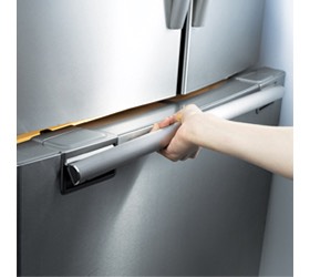 Fridge Handles
The average fridge handle is five times filthier than a toilet seat! It's also a magnet for everything greasy that happens in your kitchen as you reach for ingredients while cooking or eating (which means cold germs are gonna end up there, too). 