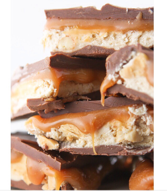 OMG Snickers Fudge Bars!! Yummmm
