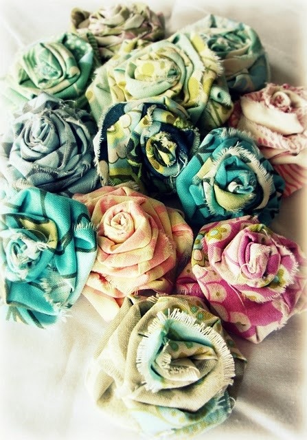 http://createanddelegate.blogspot.com/2010/04/tutorial-shabby-fabric-roses.html?m=1
