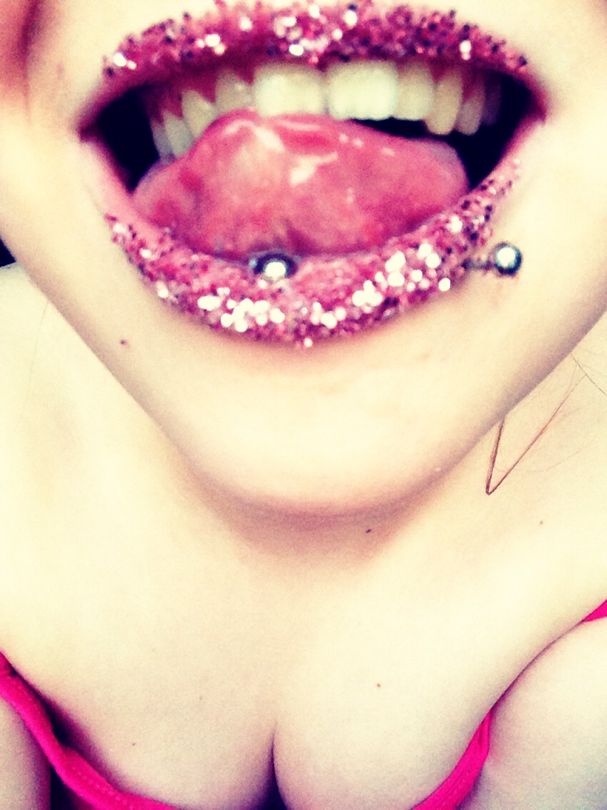 it should look like this when applied just glitter on the top of the mixture, great for party's and nights out! Love it 