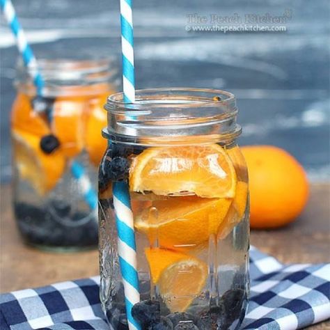 Orange Blueberry 

4 cups of water 
1 orange (sliced)
1 handful of blueberries 
1 handful of mint leaves
Ice cubes 